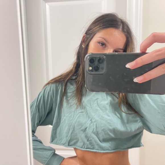 Aritzia cropped shirt - Picture 1 of 4